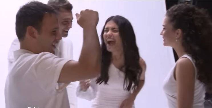 Kardeşlerim dizi ekibi beyazlar içinde adeta melek gibiydi! Celil Nalçakan ile Cüneyt Mete ise çok farklıydı! 8 Kardeşlerim dizi ekibi beyazlar içinde adeta melek gibiydi! Celil Nalçakan ile Cüneyt Mete ise çok farklıydı! 8
