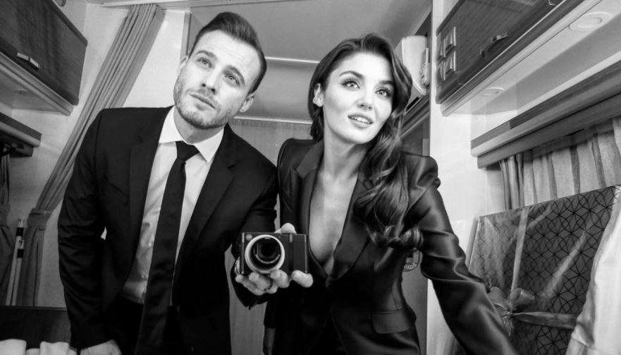 Sen Çal Kapımı'nın starları Hande Erçel ve Kerem Bürsin, yılbaşı gecesine damga vurdu! 26