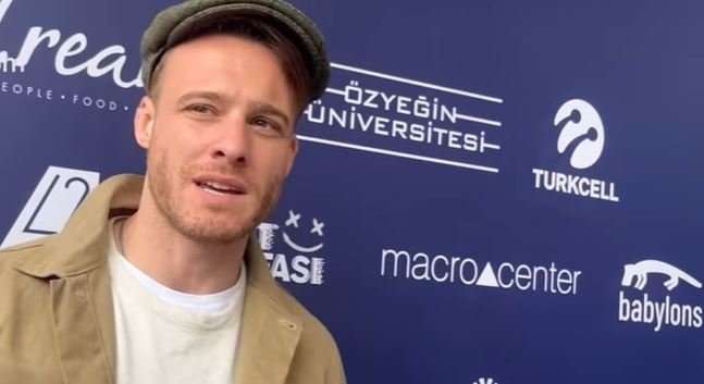 Herkes bir dünya starı diye konuşup şımartmaya çalışıyor ama Kerem Bürsin hiç aldırış etmiyor! 6 Herkes bir dünya starı diye konuşup şımartmaya çalışıyor ama Kerem Bürsin hiç aldırış etmiyor! 6