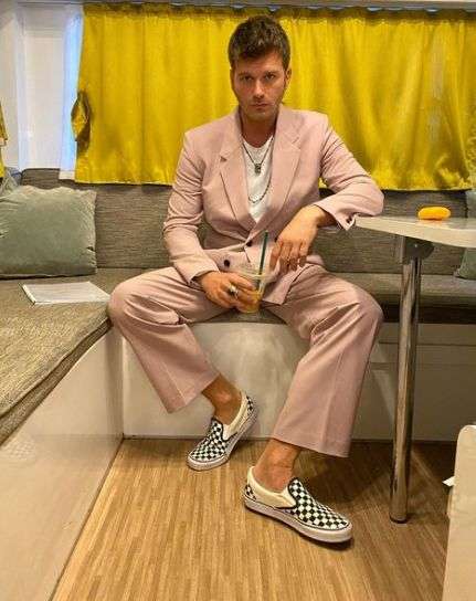Pembe takım elbisesiyle sosyal medyada arz-ı endam eden Kıvanç Tatlıtuğ yine yaptı yapacağını! 7