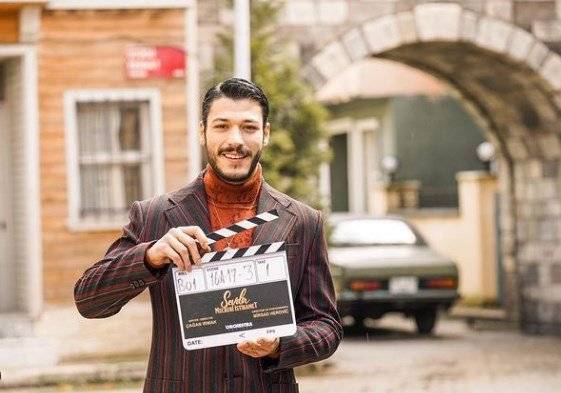 Kubilay Aka setten sete koşuyor. Yeni filminin çekimlerine başlayan oyuncu imajıyla da dikkat çekti!.. 7