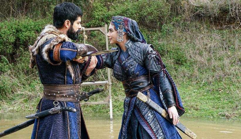 Berk Oktay ile evlilik yolundaki Yıldız Çağrı Atiksoy, sevilen diziye geliyor! 7