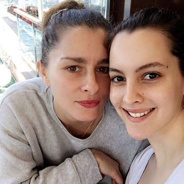 'İkimizin Sırrı' dizisinde fedakar bir anneyi canlandıran Leyla Feray'ın annesi ile ilişkisi nasıl? 8 'İkimizin Sırrı' dizisinde fedakar bir anneyi canlandıran Leyla Feray'ın annesi ile ilişkisi nasıl? 8