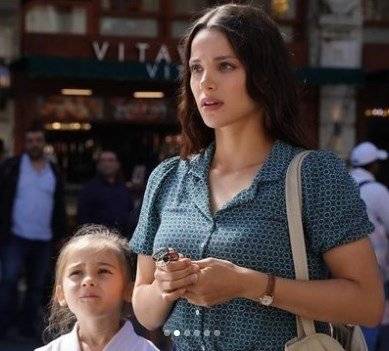 Güzel Günler dizisiyle ekranlara geri dönen Leyla Tanlar'a usta oyuncudan övgü dolu yorum!.. 8 Güzel Günler dizisiyle ekranlara geri dönen Leyla Tanlar'a usta oyuncudan övgü dolu yorum!.. 8