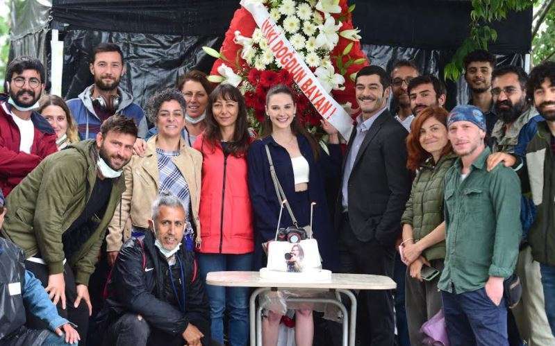 Gün birinciliği gururu yaşayan Maraşlı setinde Alina Boz'a sürpriz doğum günü kutlaması! 9