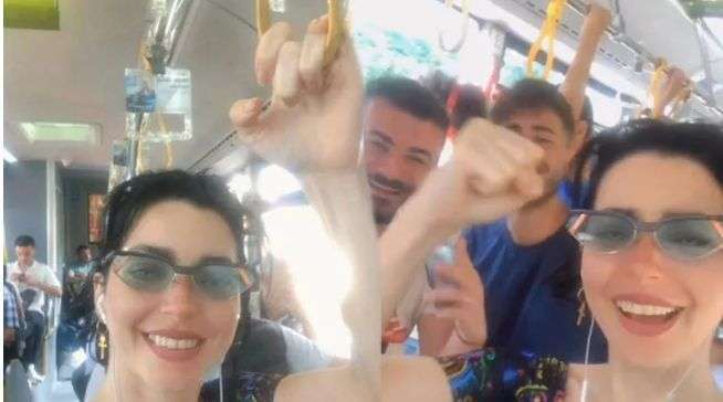 Merve Boluğur, yıllar sonra otobüse binince ortaya ilginç görüntüler çıktı! 7 Merve Boluğur, yıllar sonra otobüse binince ortaya ilginç görüntüler çıktı! 7
