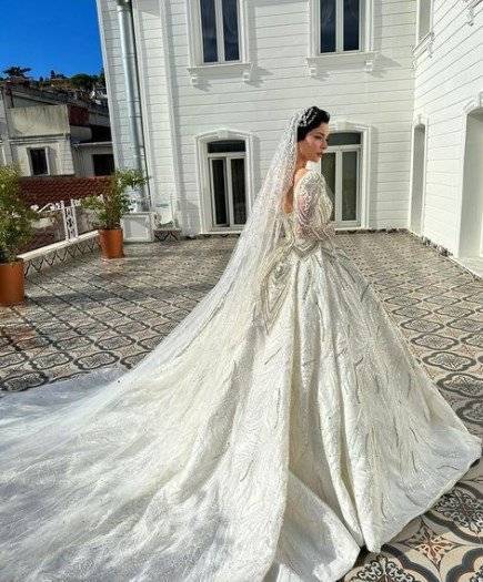 Merve Boluğur sonunda muradına erdi! Oyuncunun gelinliğine gelen tepkiler ise dikkat çekici!.. 9