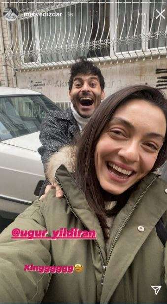 Masumlar Apartmanı setinde eğlenceli hareketler! Merve Dizdar, dizide kavuşamadığına böyle sarıldı! 10 Masumlar Apartmanı setinde eğlenceli hareketler! Merve Dizdar, dizide kavuşamadığına böyle sarıldı! 10
