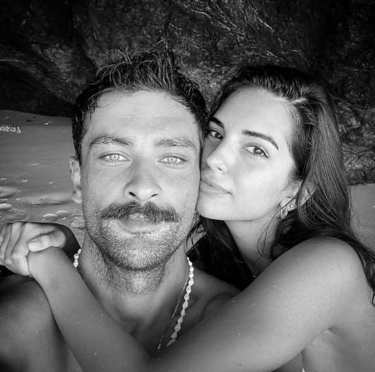 Ünlü oyuncu Onur Tuna sosyal medyada ezber bozdu! Oyuncudan romantik paylaşım!.. 7
