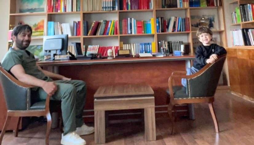 Ozan Akbaba'yı Kasaba Doktoru setinde çok mutlu eden sürpriz ziyaret! 8