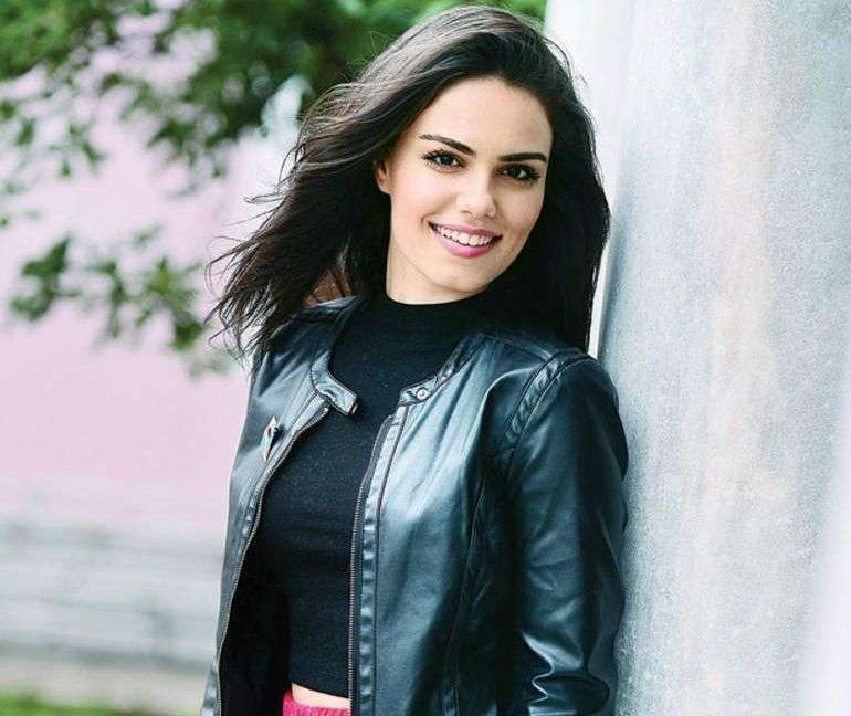 Adı Efsane ile parlayan, Kimse Bilmez setinde aşkını bulan Özgü Kaya'dan dizi sürprizi! 7 Adı Efsane ile parlayan, Kimse Bilmez setinde aşkını bulan Özgü Kaya'dan dizi sürprizi! 7