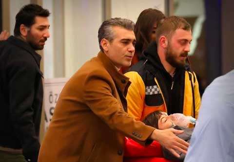 Sadakatsiz’de Asya ile Volkan’ın oğlu Ali’nin kendini ispatlama çabası pahalıya mal oldu 23 Sadakatsiz dizisinde Ali hastanede