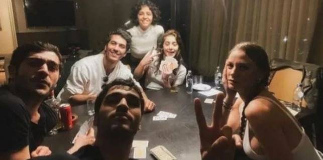 Serenay Sarıkaya, Şahmaran dizisi tanıtımında, Mert Ramazan Demir'i anonsuyla resmen olay oldu! 7