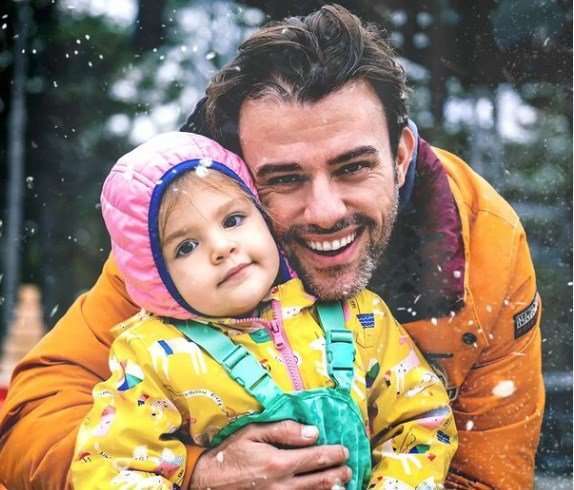 Ünlü oyuncu Salih Bademci'nin kızının sevimliliği sosyal medyanın dilinde!.. 7