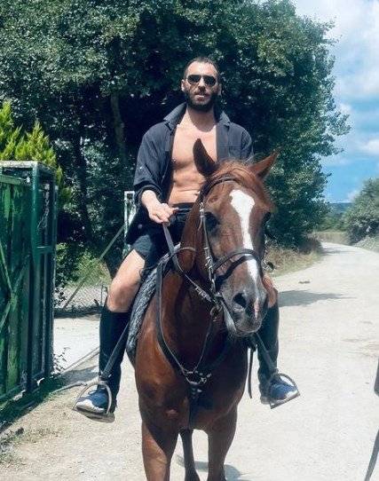 Hayranlarının ekranda görmeyi özlediği yakışıklı oyuncu Seçkin Özdemir neler yapıyor? 7