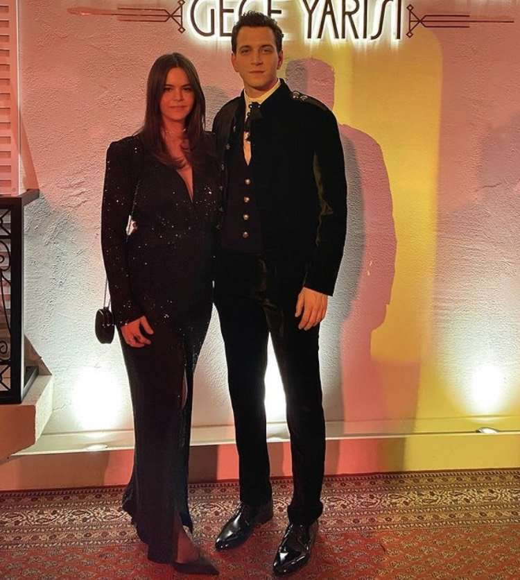 Tüm dikkatleri üzerine çeken Selahattin Paşalı’ya teklifler yağıyor ama onun aklı başka yerde! 7 Tüm dikkatleri üzerine çeken Selahattin Paşalı’ya teklifler yağıyor ama onun aklı başka yerde! 7