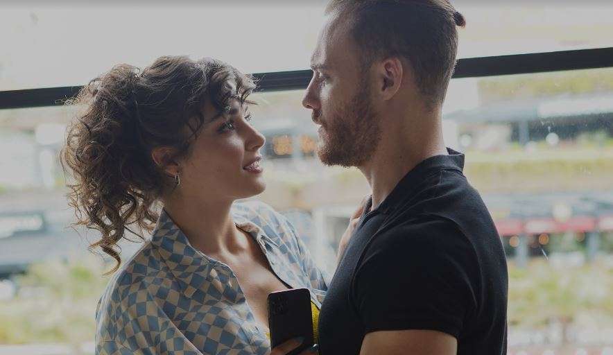 Hande Erçel ile Kerem Bürsin'in attıkları her adım reyting getiriyor! 8