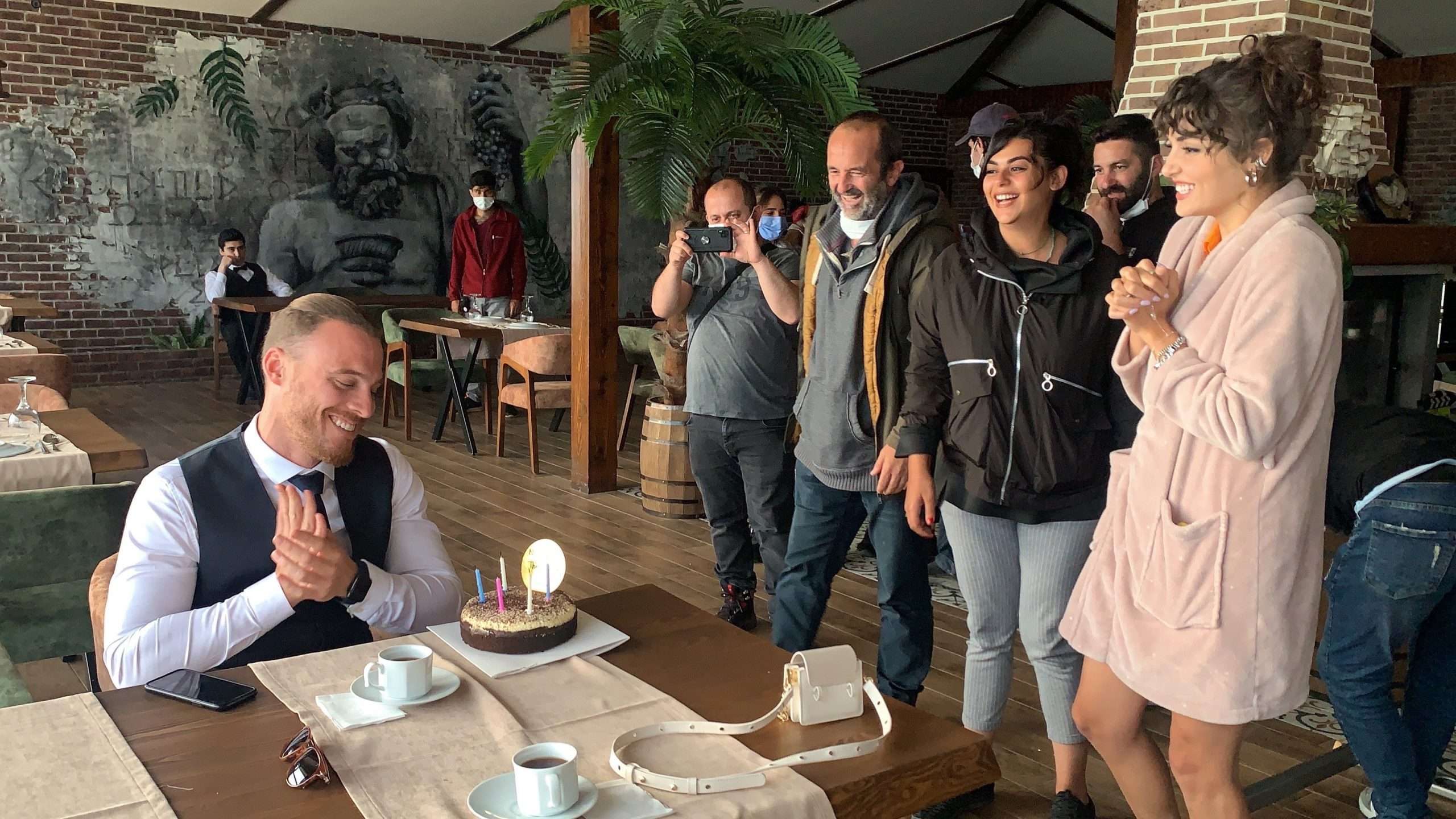Kerem Bürsin'e doğum günü mesajları yağdı ama bir tanesi bambaşkaydı! Hande Erçel ayrıntısı ise dikkat çekti! 14