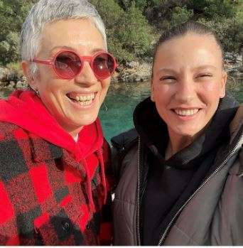 Serenay Sarıkaya ne kadar çok annesine benziyormuş! Hayranları o pozları yorum yağmuruna tuttu 9