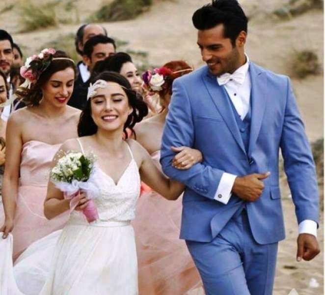 Özge Gürel ile sevgilisi Serkan Çayoğlu bakın hangi ülkede ortaya çıktı? 12