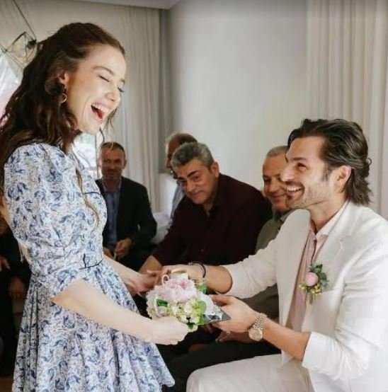 Güzel oyuncu Özge Gürel'i ailesinden isteyen Serkan Çayoğlu'nu tuzlu kahve terletti! 8