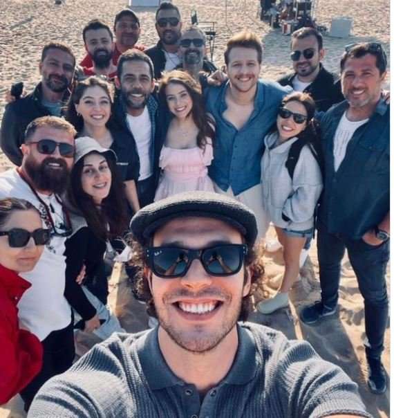 Aytaç Şaşmaz ve Cemre Baysel çifti bakın hangi dizi setini ziyaret ederek arkadaşlarına destek oldu! 7