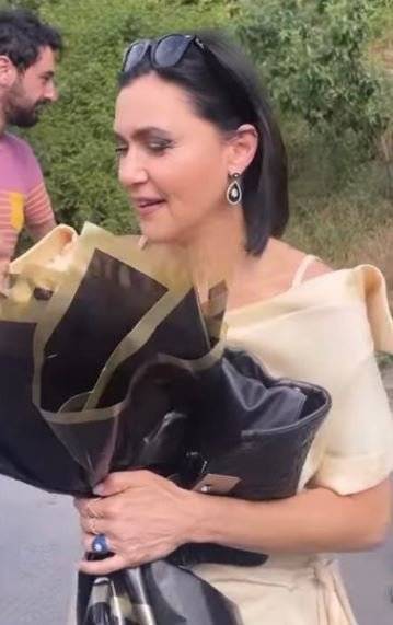 Şevval Sam'a son set gününde verilen çiçek, sosyal medyayı ayağa kaldırdı! 13 Şevval Sam'a son set gününde verilen çiçek, sosyal medyayı ayağa kaldırdı! 13
