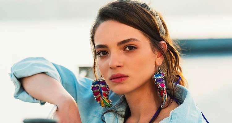 Yılan hikayesine dönen Çağatay Ulusoy’un yeni dizisinde taşlar yerine oturmaya başladı! 7