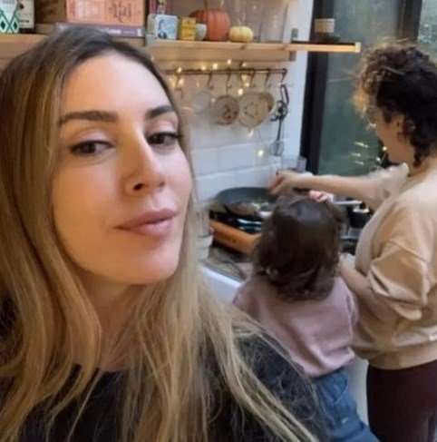 Sinem Kobal Kenan İmirzalıoğlu çiftinin kızları büyüdü de annesine yardıma başladı bile!.. 7 Sinem Kobal Kenan İmirzalıoğlu çiftinin kızları büyüdü de annesine yardıma başladı bile!.. 7