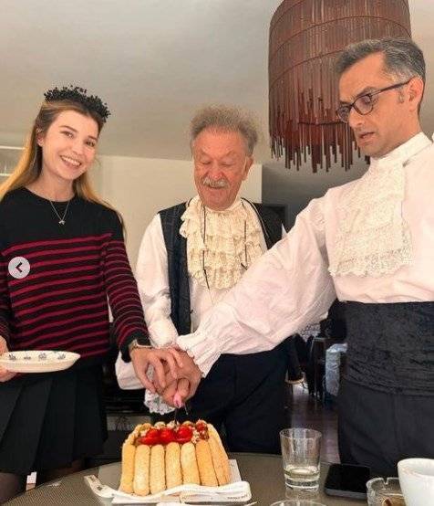 Ekip arkadaşlarının sürprizi, Camdaki Kız'ın Rafet'i Tamer Levent'i duygulandırdı!.. 7
