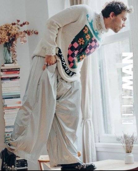 Farklı giyim tarzıyla dikkat çeken oyuncu Tarık Emir Tekin moda konusunda iddialı konuştu!.. 7