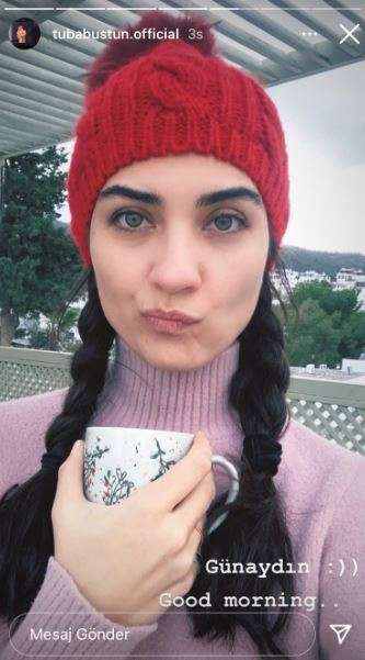 Sıfır makyaj, ful doğallık! Tuba Büyüküstün'ün, Bodrum'da setin ilk günü kırmızı şapkasıyla pozuna beğeni yağdı! 8 Sıfır makyaj, ful doğallık! Tuba Büyüküstün'ün, Bodrum'da setin ilk günü kırmızı şapkasıyla pozuna beğeni yağdı! 8