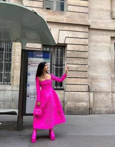 Tuba Büyüküstün Paris sokaklarında pembeler içinde arz-ı endam etti!.. 8 Tuba Büyüküstün Paris sokaklarında pembeler içinde arz-ı endam etti!.. 8