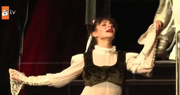 Bir Küçük Gün Işığı dizisinin Dila'sı Tuğçe Açıkgöz'ü bir de sahnede izleyin! 8 Bir Küçük Gün Işığı dizisinin Dila'sı Tuğçe Açıkgöz'ü bir de sahnede izleyin! 8