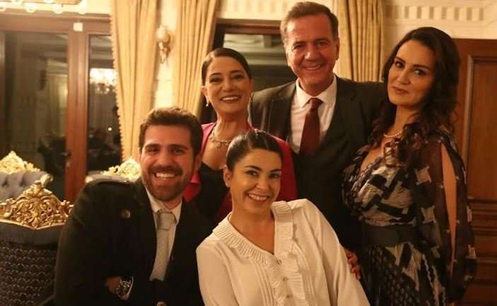 Üç Kız Kardeş dizisinin hikayesine dramın ağırlığı çökerken, sette çekimler eğlence dolu! 7