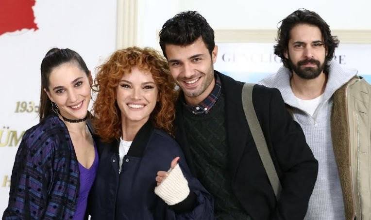 Üç Kız Kardeş setinde eğlence dizinin hikayesinde ise gerilim bitmiyor! 8 Üç Kız Kardeş setinde eğlence dizinin hikayesinde ise gerilim bitmiyor! 8