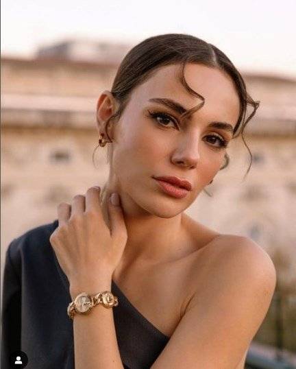 Yağmur Tanrısevsin Versace takılarıyla göz kamaştırdı!.. 47 Yağmur Tanrısevsin Versace takılarıyla göz kamaştırdı!.. 47