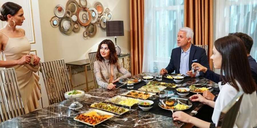 Gel de sinir olma! Nilperi Şahinkaya, Yasak Elma setinde Eda Ece'ye fena yakalandı! 9