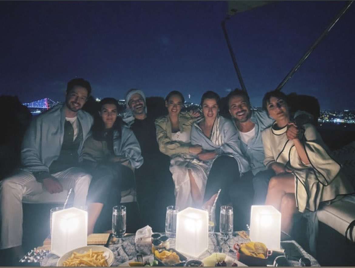 Yeni Netflix dizisi Zeytin Ağacı ekibi ilk bölüm şerefine bir araya geldi! 7 Yeni Netflix dizisi Zeytin Ağacı ekibi ilk bölüm şerefine bir araya geldi! 7