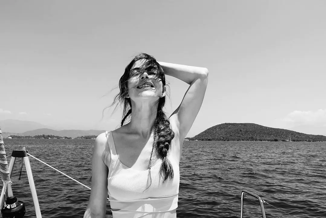 Özge Gürel eleştiriyle değil, övgülerle anılıyor! 7