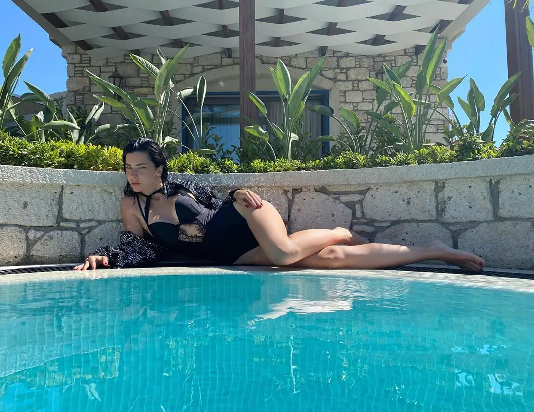 Merve Boluğur'un seksi pozu! Hazar Ergüçlü ve Pınar Altuğ'dan tatil hatırası! 9