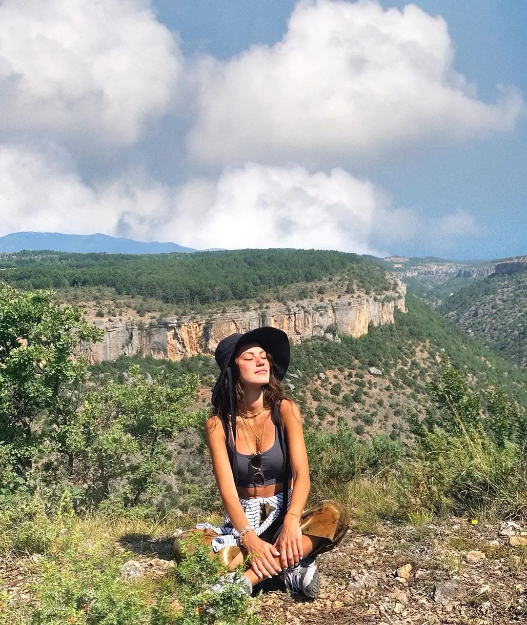 Arka Sokaklar'ın Zeliş'i Yüşra Geyik'e bir haller oldu! Aşka geldi... 7