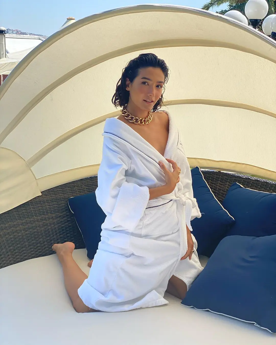 Aybüke Pusat'ın bornoz şovu! Bahar Şahin'in yeni tarzı! Ceyda Ateş'in büyüyen fındığı! 9