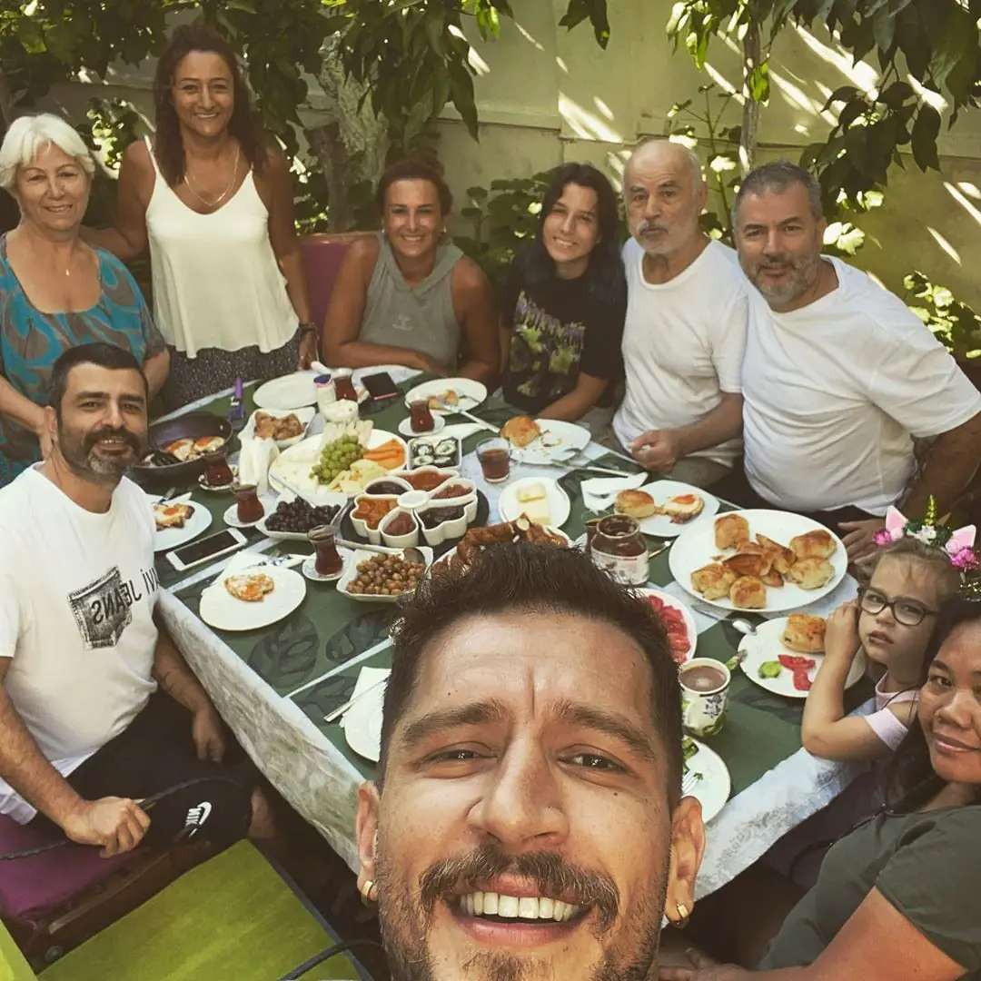 İşte Sefirin Kızı'nın Gediz'i Uraz Kaygılaroğlu'nun ailesi... Bayramı böyle kutladı... 7