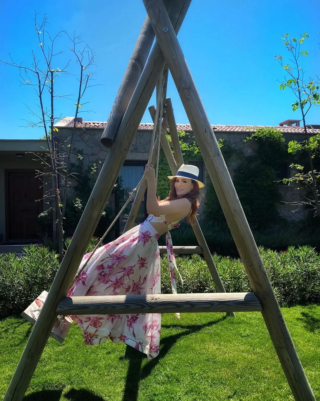 Bayram mesajı dediğin böyle ferah olur! Mine Tugay, Çiğdem Batur ve Ezgi Eyüboğlu'dan bahar dolu kutlama... 9
