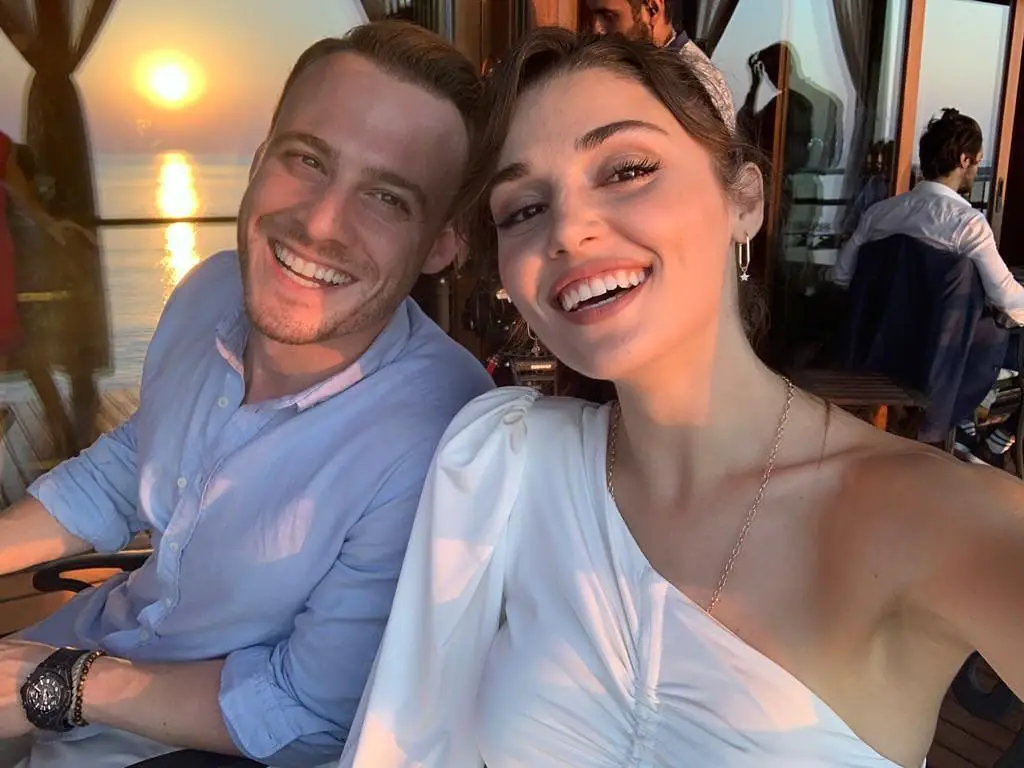 Öyle bir poz verdiler ki, sosyal medya Kerem Bürsin ve Hande Erçel'i konuştu! 8