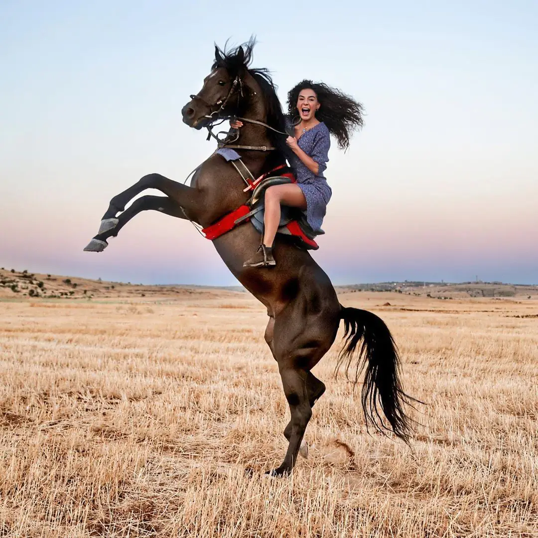 Ebru Şahin'den şoke eden fotoğraf! Hercai dizisinin yeni sezonu için tehlikeli hareket! 7