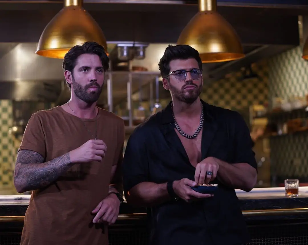 Neler oluyor? Can Yaman, Bay Yanlış dizisinin setinden seslendi: Olaylara gel! 7