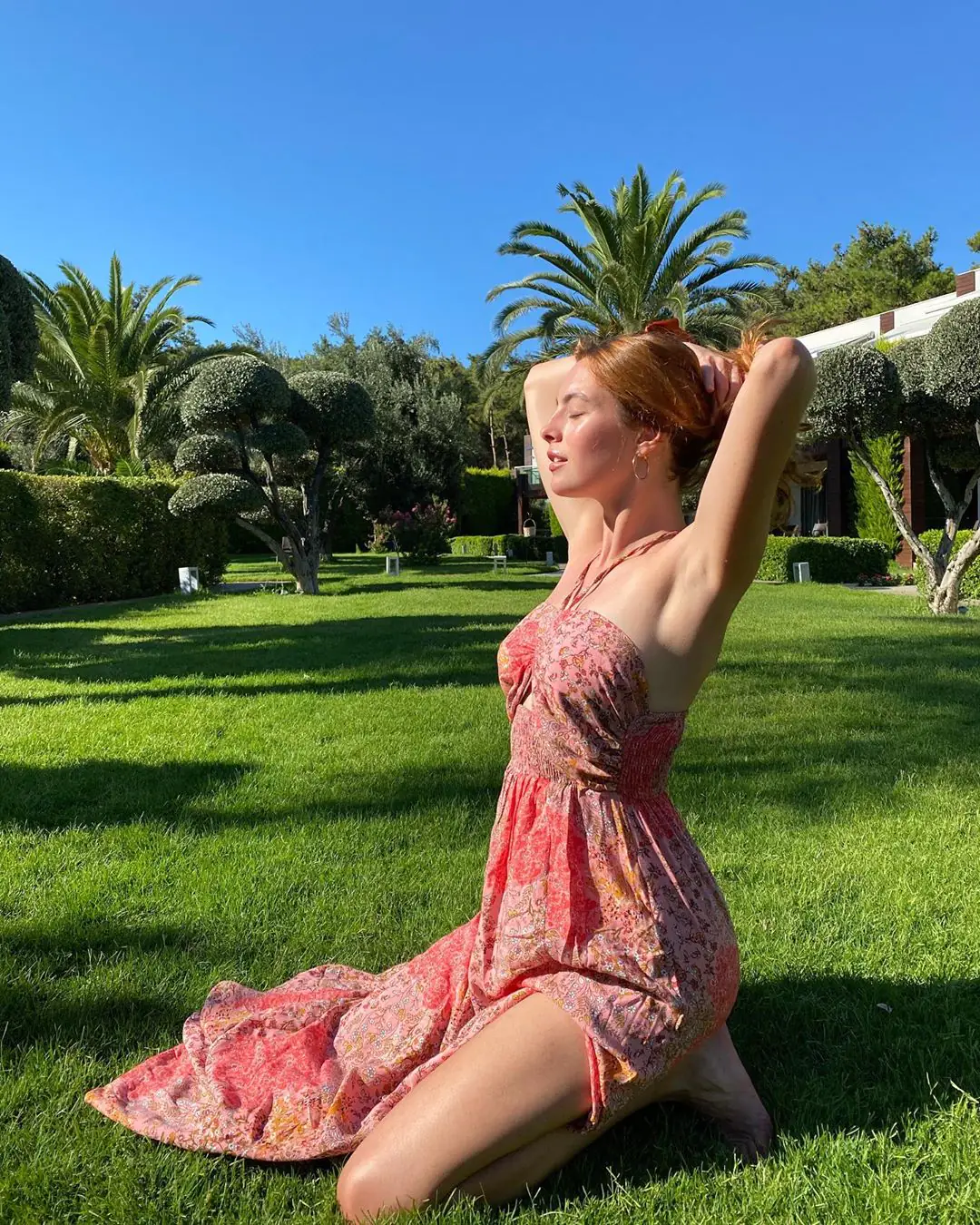 Melis Sezen çiçekler açtı, sanki moda gösterisinde gibiydi! 10