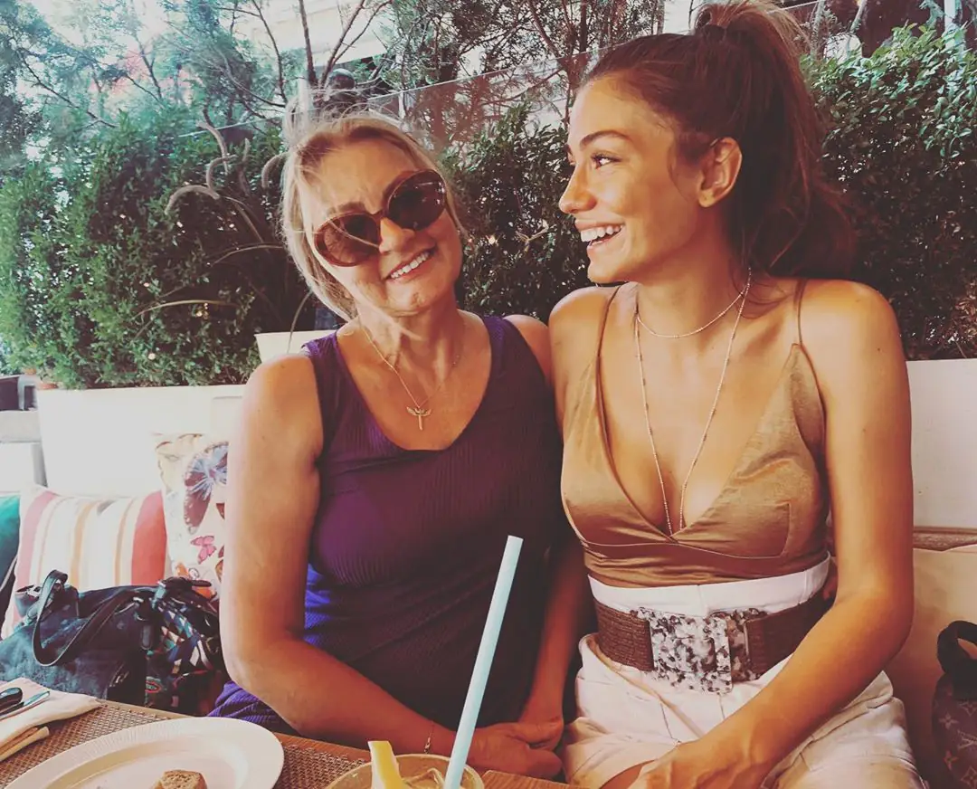 Nice güzel yıllarınız olsun! Demet Özdemir'den annesine duyusal mesaj! 7